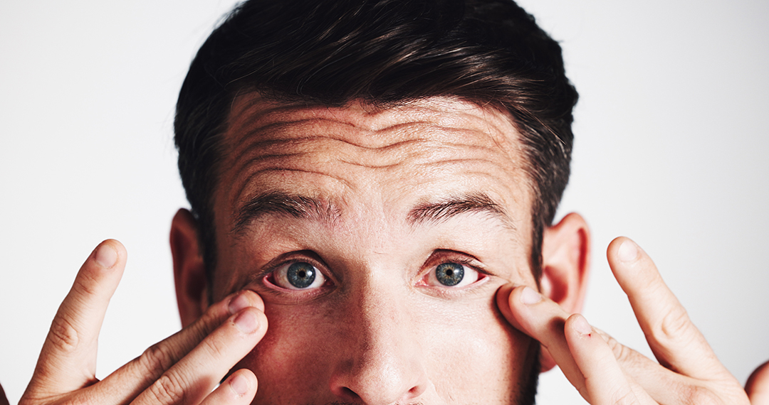 man experiencing contact lens discomfort